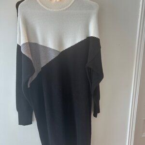 Robe noire en lainage à motif triangle gris, ivoire et noirs